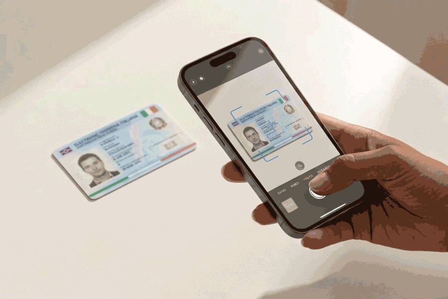Mano che fotografa un documento d'identità